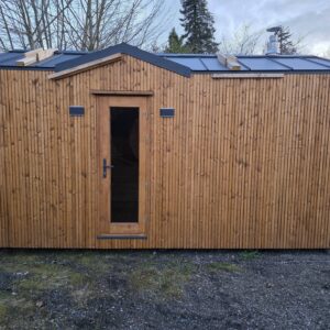 Fuld isoleret sauna med forrum og brændeovn