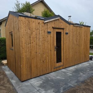 Fuld isoleret sauna med forrum og brændeovn