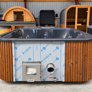 Lounge Square 204 cm – Vildmarksbad med integreret brændeovn og hydromassage